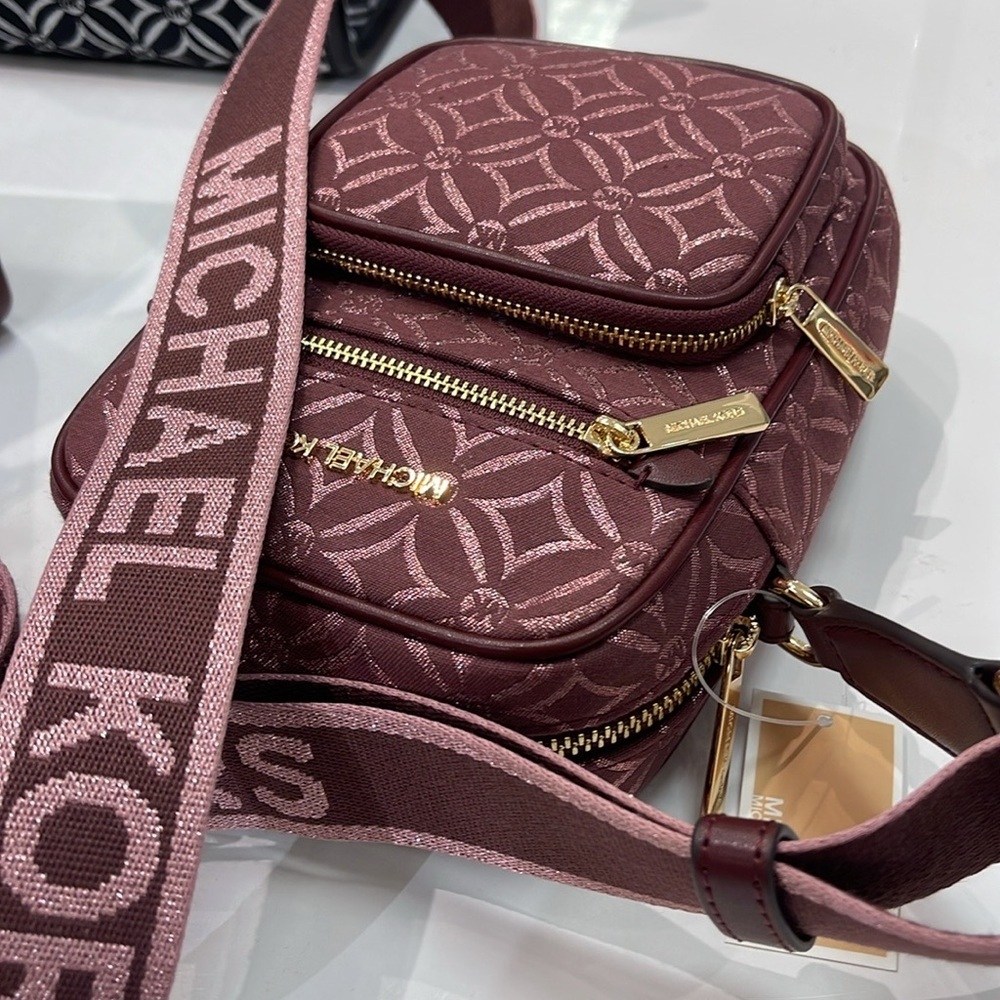 Michael Kors Jet Set Medium Signature Logo Crossbody Bag
Oxbloodl Jacquard
NWT